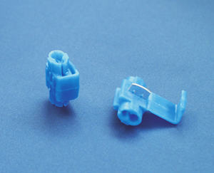 Konektor za račvanje i spajanje licnastih provodnika