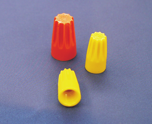 Sabirni izolacioni konektor za spajanje licnastih provodnika zavijanjem